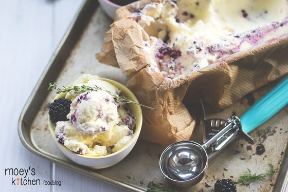 Brombeer Eis mit Ziegenfrischkäse, Honig und Thymian von moeyskitchen