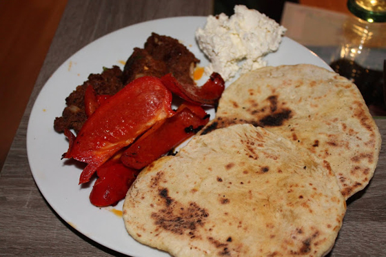 Köfte mit Naan Brot Fetacreme und gegrillten Paprika